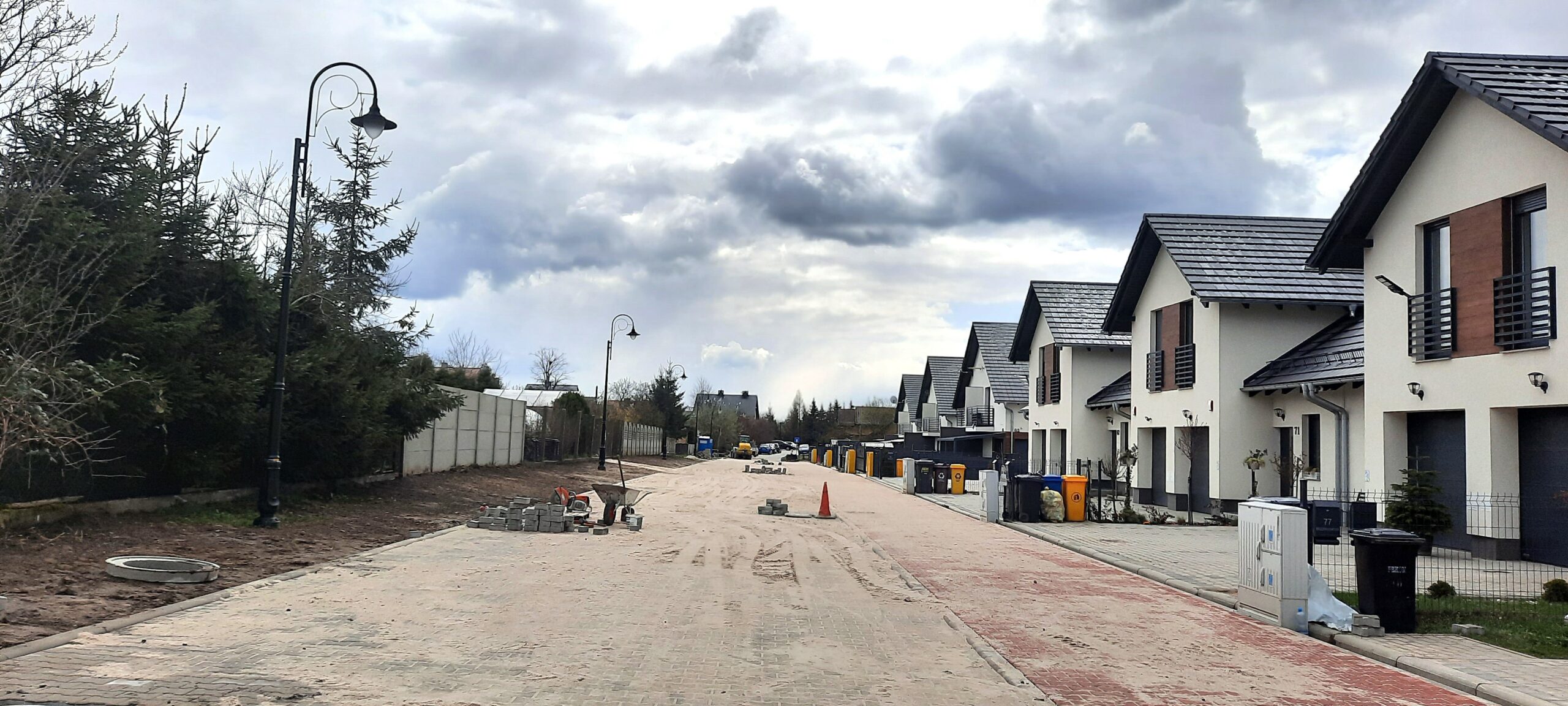 Zdjęcie budowa drogi na ulicy Brzoskwiniowej w Żarach.