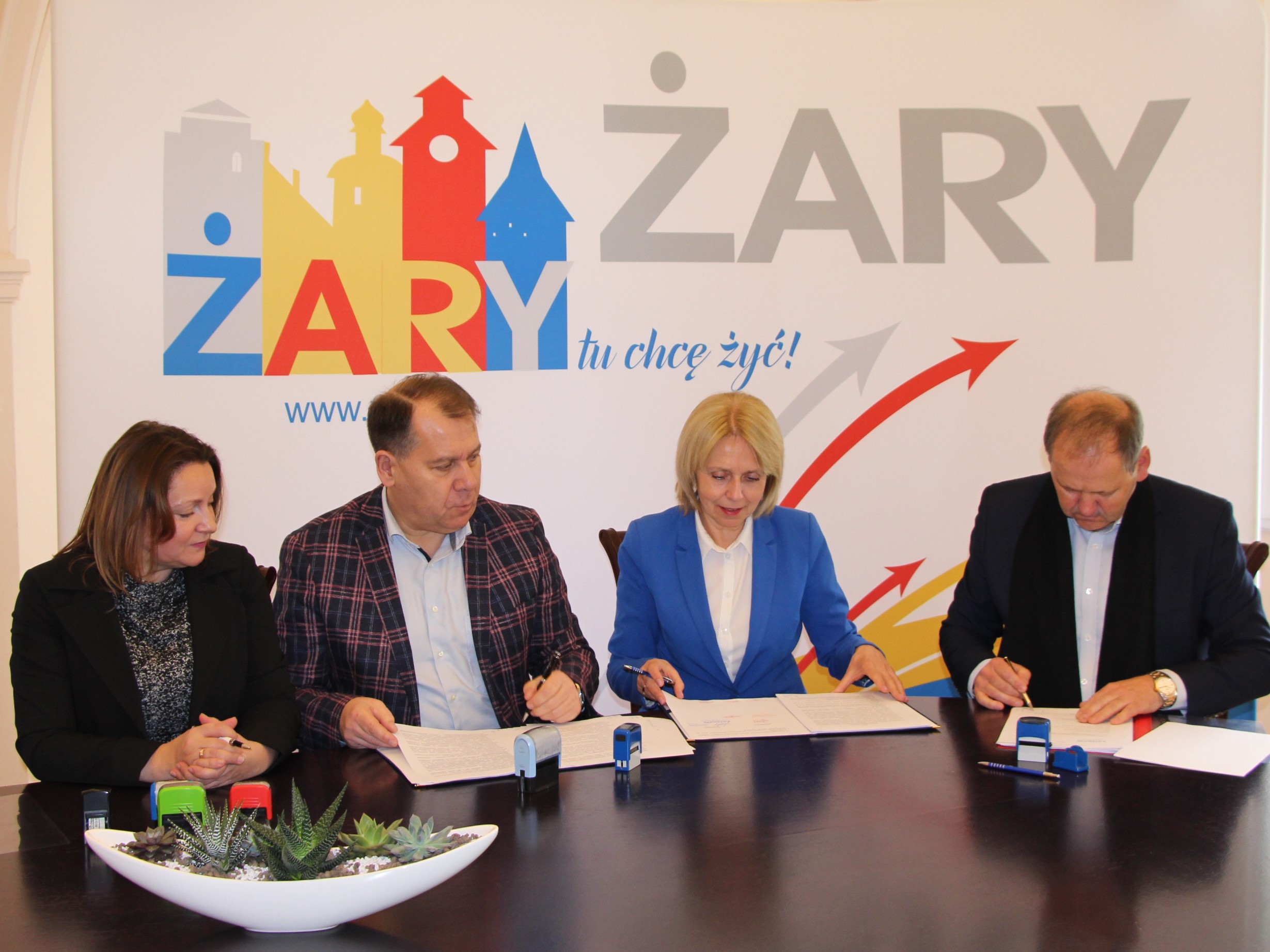 Zdjęcie z podpisana umowy na realizację zadania pn. „Przebudowa drogi ul. Bohaterów Getta wraz z drogami przyległymi w Żarach.”