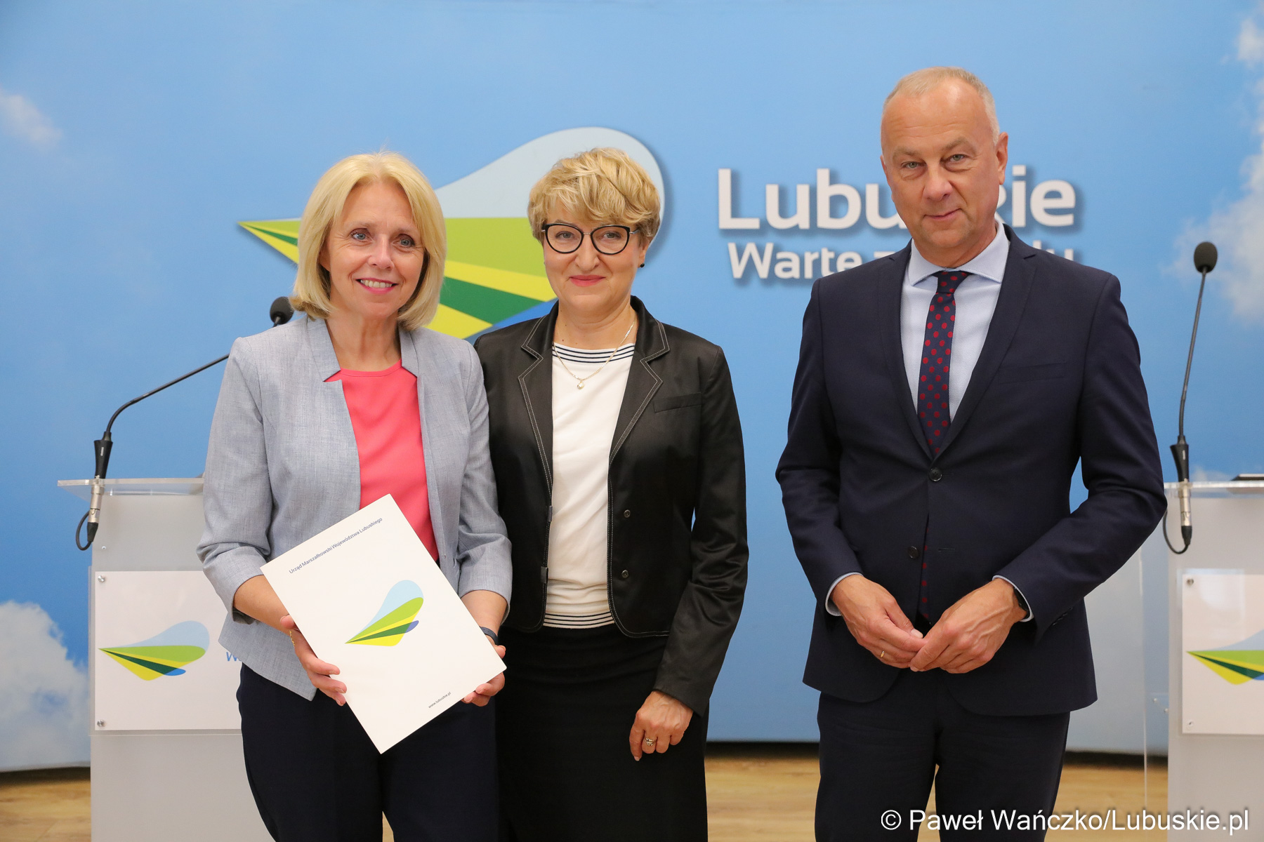 Zdjęcie z podpisania umowy na dotację dotyczącą modernizacji oświetlenia ulicznego na energooszczędne w Żarach.