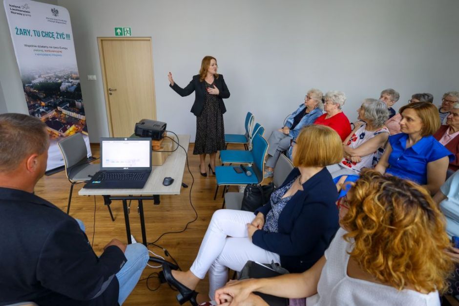 Zdjęcie ze spotkania z przedstawicielami firmy WroTech - autorami dokumentacji projektowo - kosztorysowej utworzenia Domu Pomocy Społecznej wraz z Dziennym Domem Wsparcia w Żarach.